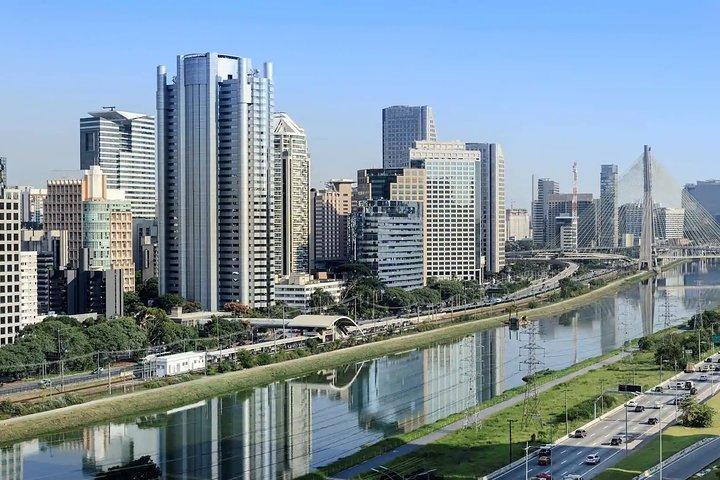 コンゴーニャス空港(CGH)からサンパウロ空港(GRU)へのプライベートトランスファー