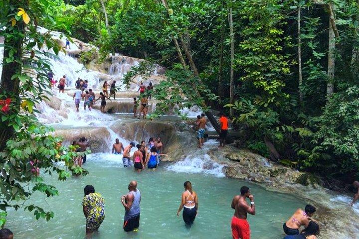 Dunns River Falls e River Tubing Adventure no Rio Bueno Private Tour
