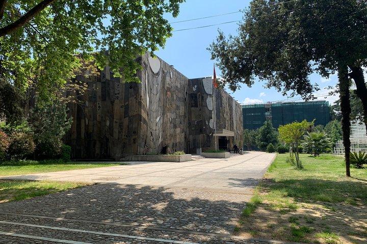 Tirana : Visite à pied de l'histoire communiste avec un habitant