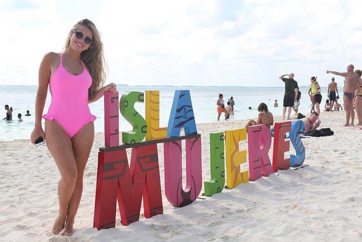 Offene Bar und exklusiver Beach Club Isla Mujeres Katamarantour