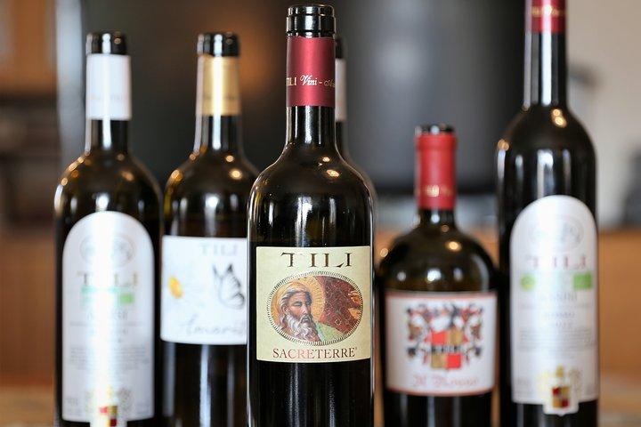 Nyd og smag smagen af vin på et udendørs sted