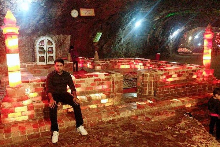 イスラマバードから:Khewra岩塩坑、Kallar Kahar、Katas Raj Templeの日帰り旅行