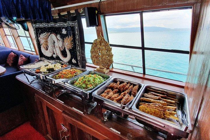 Private Full-Day Red Dragon Yacht om te snorkelen Koh Tan en bezoek Pink Dolphin