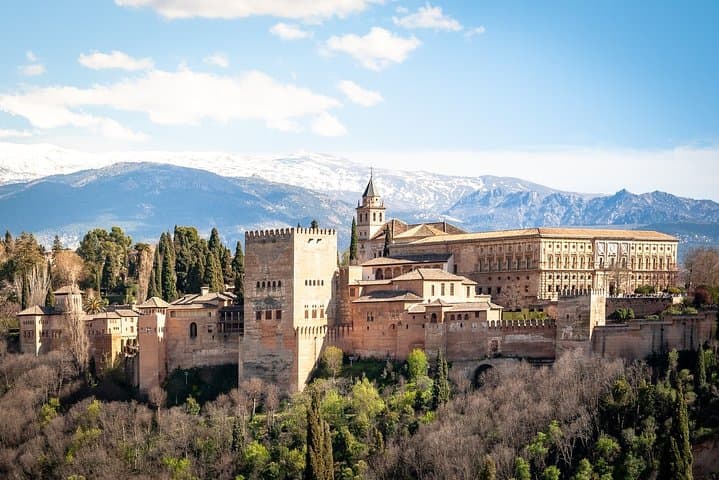 Alhambra: Small Group Tour with Local Guide & Admission