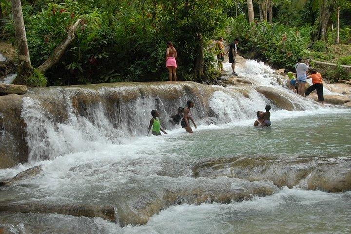 Escursione privata a Blue Hole e Dunns River Shore di un'intera giornata da Falmouth
