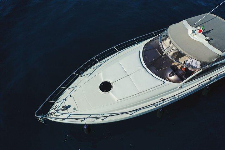 Excursão privada de barco guiada de dia inteiro na Costa Amalfitana