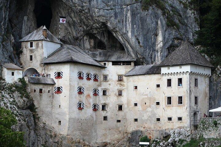 Explore a maior caverna da Europa e faça um tour privado pelo Castelo Medieval de Conto de Fadas