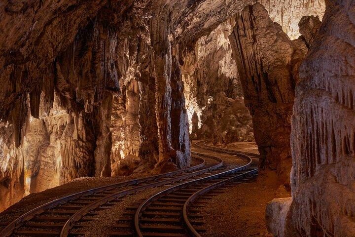 Explore a maior caverna da Europa e faça um tour privado pelo Castelo Medieval de Conto de Fadas