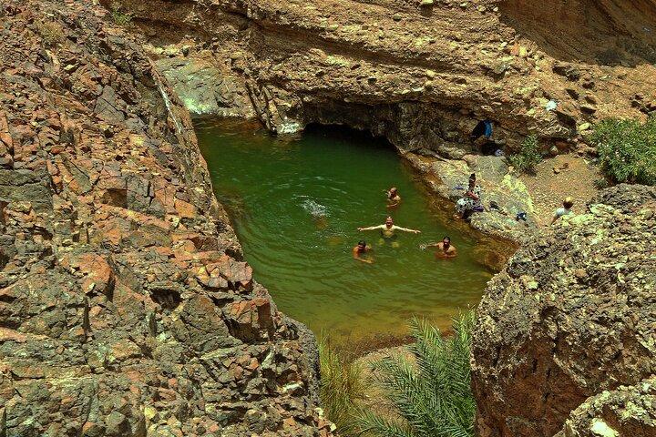 Private 4x4 Desert Drive, Wadi Shawaka Pool Visit with Lunch box