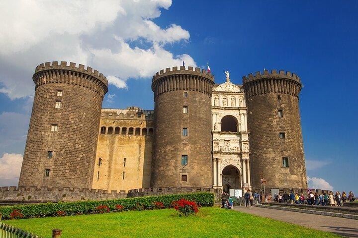Transferts privés à l'arrivée: NAP de l'aéroport de Naples à la ville de Naples en van de luxe