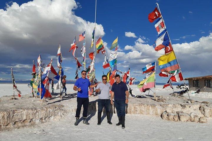 Uyuniのプライベート3日間ツアーUyuni Salt FlatsとTaykaホテル