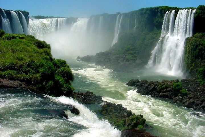 Cachoeiras brasileiras com barco Macuco Safari