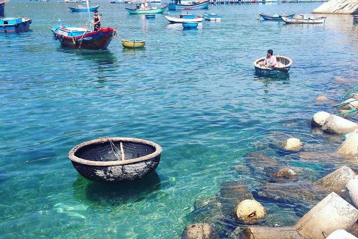 夜のツアーでニャチャン湾をクルーズ