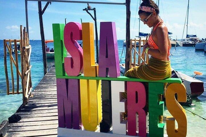 シュノーケリング、ランチ、オープンバーを含むムヘレス島へのカタマランセーリング