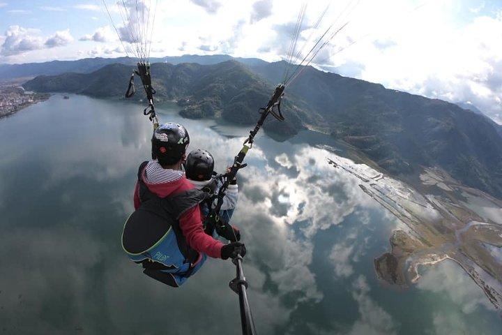 ネパールのプライベートパラグライダークロスカントリーフライト