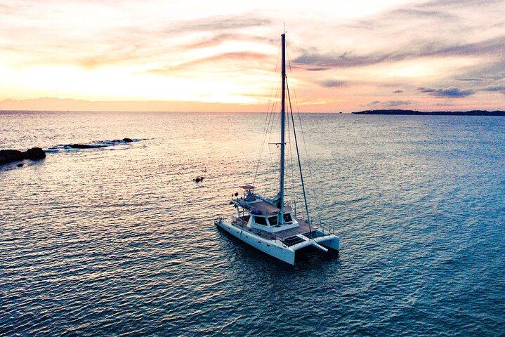 Whale Watching Yacht Tour da Trincomalee