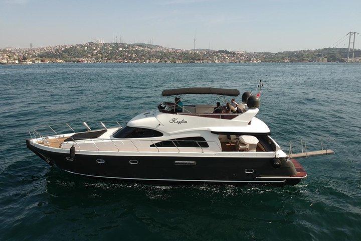 Excursion privée en yacht de luxe de deux heures sur le Bosphore