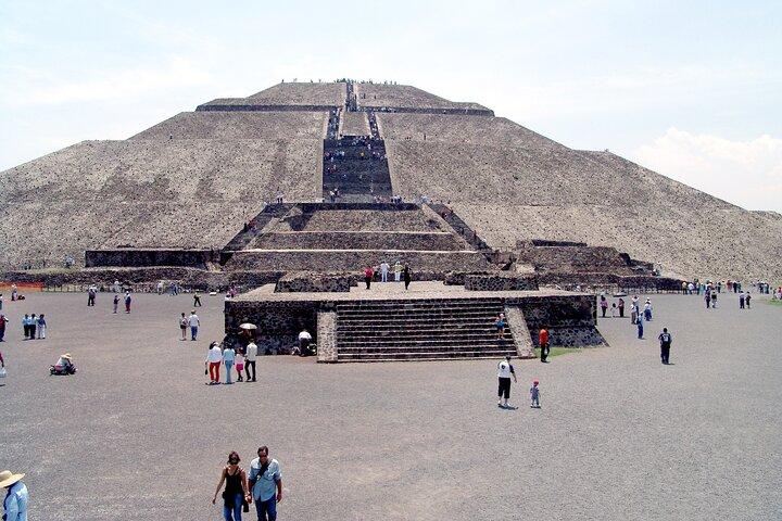 Privat tur: Teotihuacan-pyramiderne og Guadalupe-helligdommen uden frokost