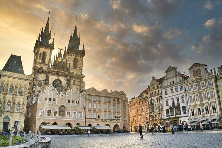 Best of Prague with Sightseeing Bus Tour, Cruise & Castle Entry