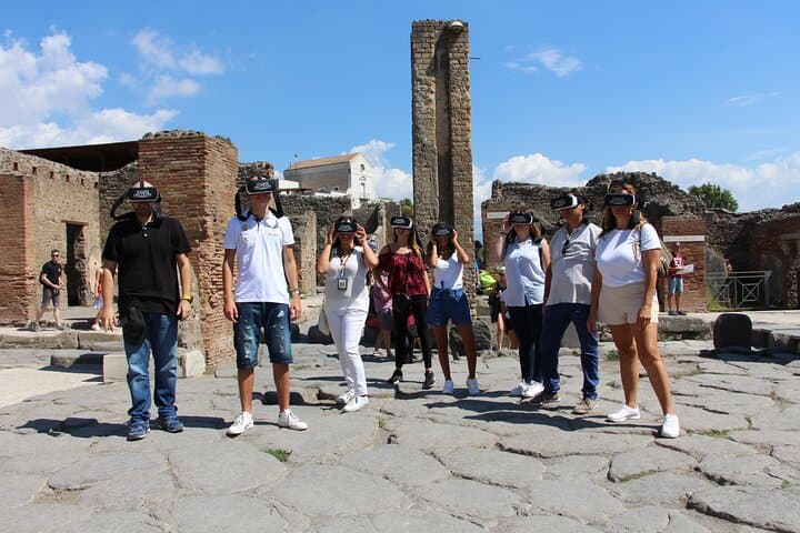 Private Guided Tour and VR Headsets in the Ancient Pompeii