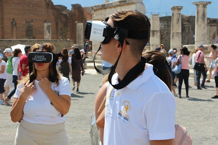 Private Guided Tour and VR Headsets in the Ancient Pompeii