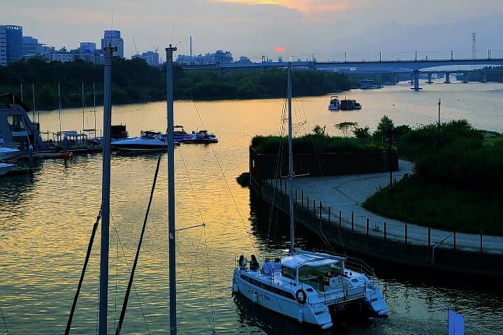 Private Catamaran Yacht Tour in Han River