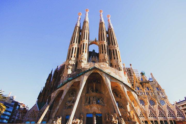 Private Barcelona Bike Tour, Gaudi's Art and Medieval Districts with Local Guide