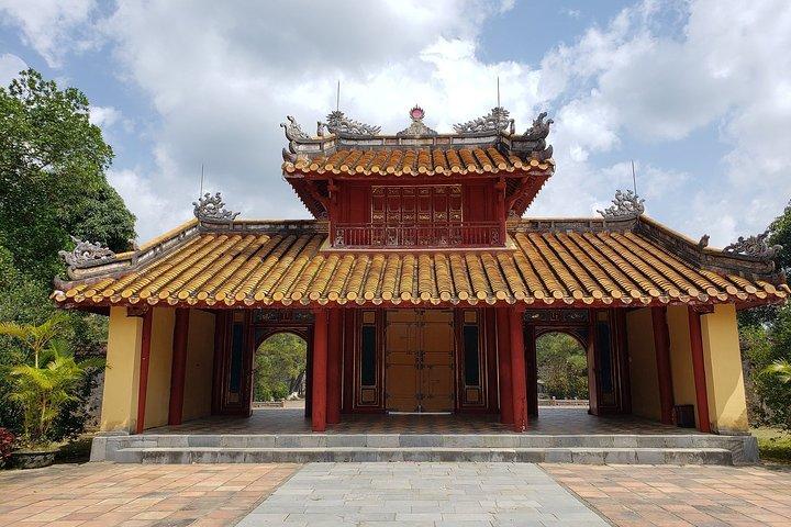 Hue’s Top Attractions by Car with Informative ES Driver
