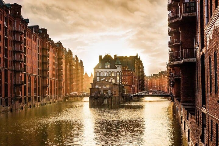 Discover Hamburg from landmark to landmark