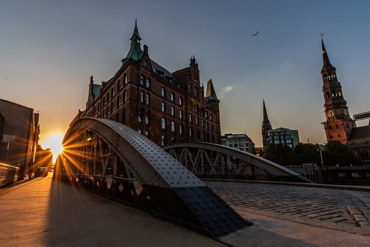 Discover Hamburg from landmark to landmark