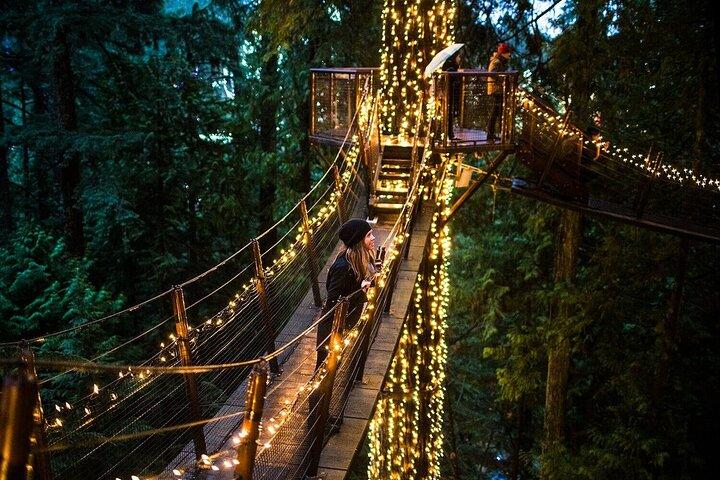 Luz de Vancouver Capilano Canyon e pico de Natal na montanha Grouse