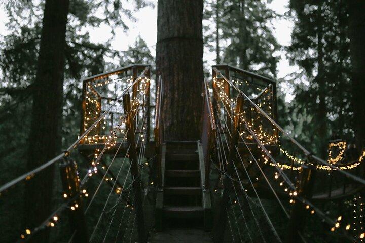 Luz de Vancouver Capilano Canyon e pico de Natal na montanha Grouse