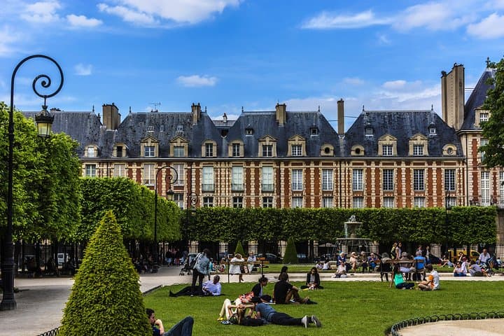 Paris Private Tour: Highlights, Top Quarters & Eiffel Tower