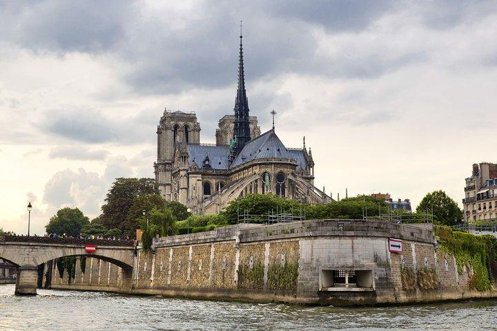 Paris Scavenger Hunt and Best Landmarks Self Guided Audio Tour