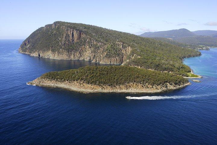 ブルーニー島アドベンチャーベイ発ブルーニー島ワイルドネスクルーズ