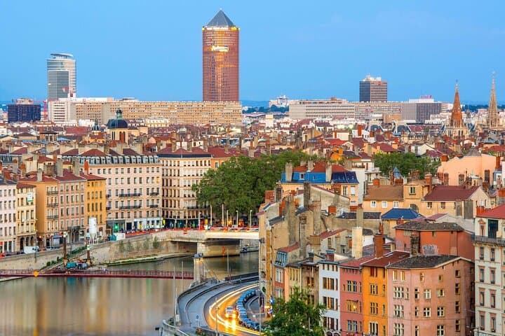 Private Transfer: Port of LYON to Lyon Airport LYS in Luxury Van