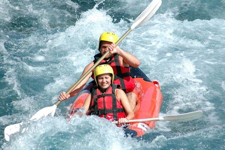 Lado: Aventura de canoagem e rafting no rio Koprucay