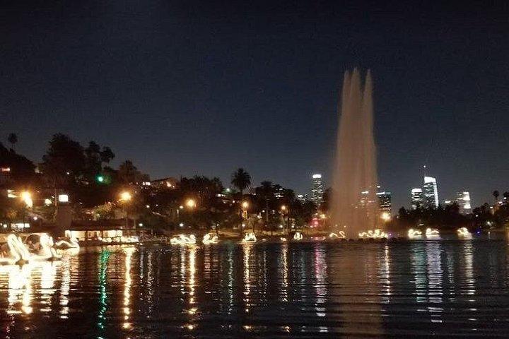 Paseo nocturno en barco de cisne en el lago Echo Park