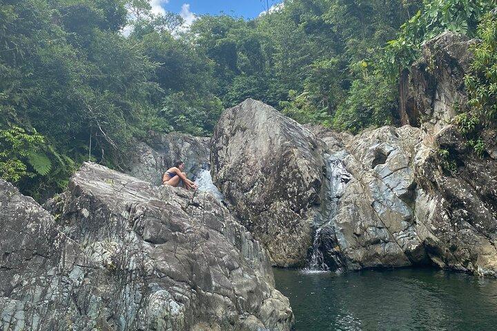 El Yunque Private Gruppe Wanderung Abenteuer zum Las Tinajas Wasserfall