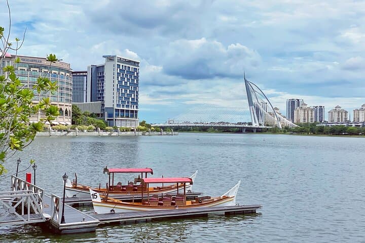 Putrajaya Half Day Tour with Pink Mosque & Lake Cruise/Boat(SIC)