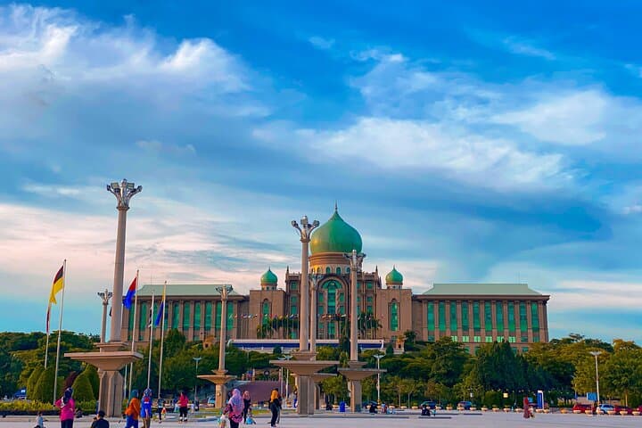 Putrajaya Half Day Tour with Pink Mosque & Lake Cruise/Boat(SIC)