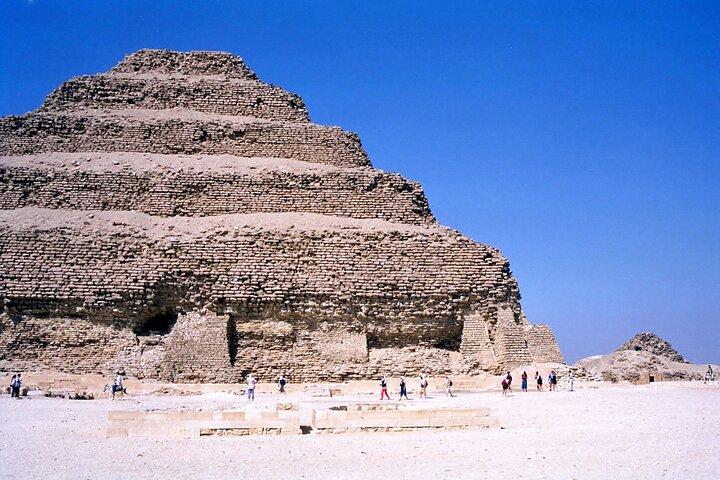 The Pyramid Origins: Sakkara, Memphis & Dahshur Tour Privado
