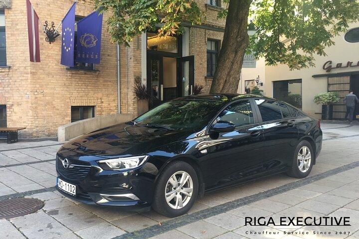 Transfert privé de l'aéroport de Riga à l'hôtel avec chauffeur anglophone