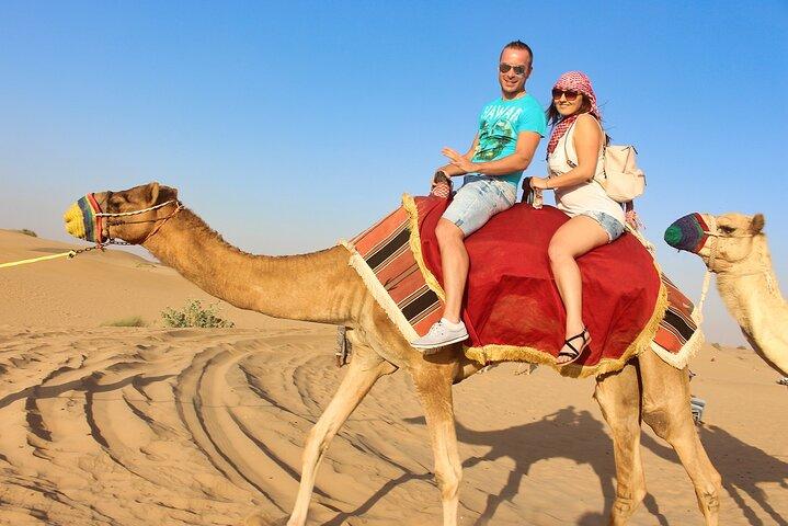 4 uur Dubai Ochtend Privé 4x4 Jeep Rode Woestijn Safari & Kamelenrit