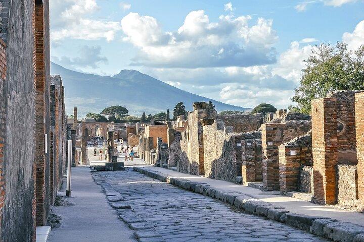 Pompeii: 3 Hour Private Tour with an Archeologist Guide