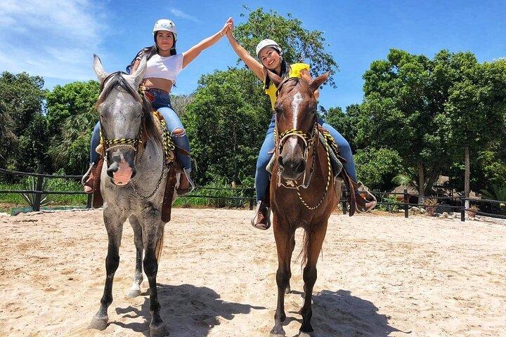 カルカンまたはプラヤデルカルメンからの乗馬とセノーテスイム