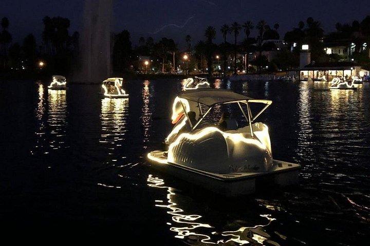 Paseo nocturno en barco de cisne en el lago Echo Park