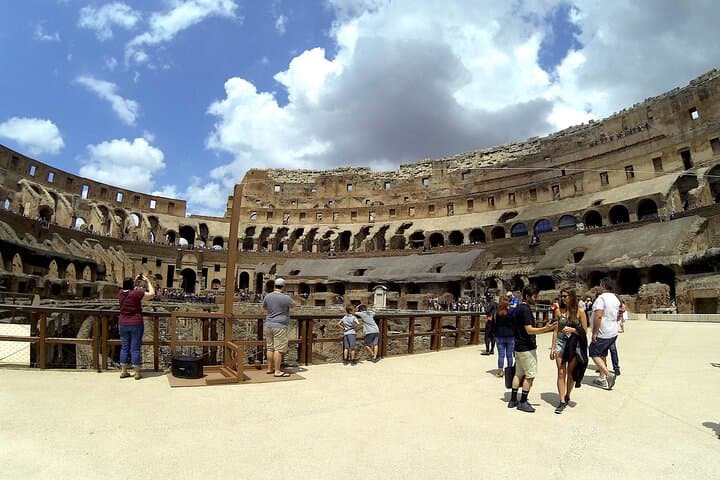 Exclusive Tour Colosseum Arena with Archaeologist & Roman Forum