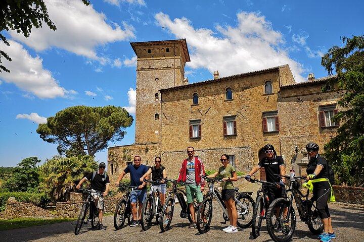 Lille gruppe e-cykeloplevelse fra Orvieto til Civita med frokost