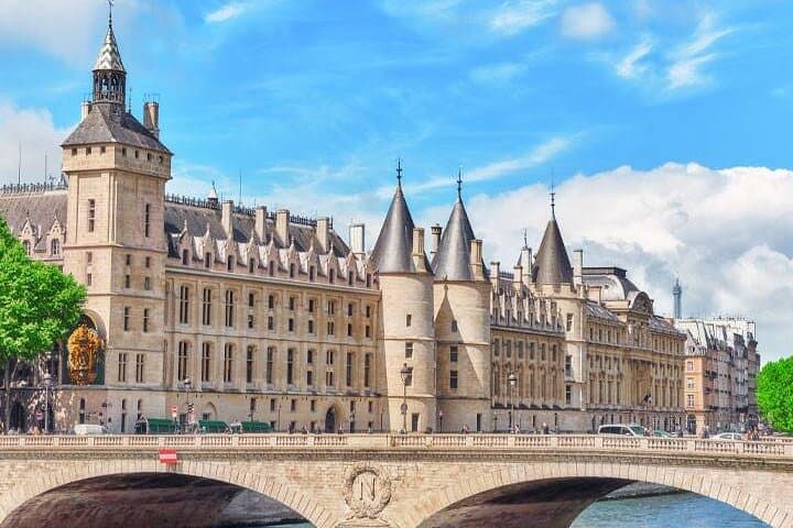 Private Transfer Paris Train Station to Hotel by V-Class